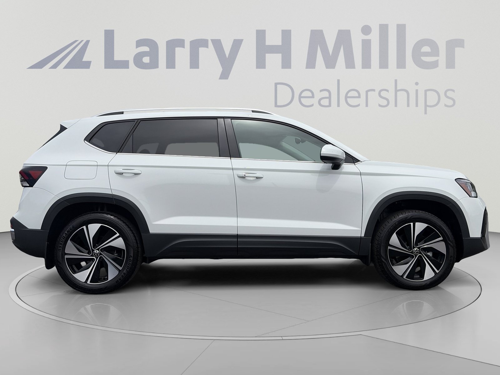 Certified 2025 Volkswagen Taos SE AWD/4WD image 4