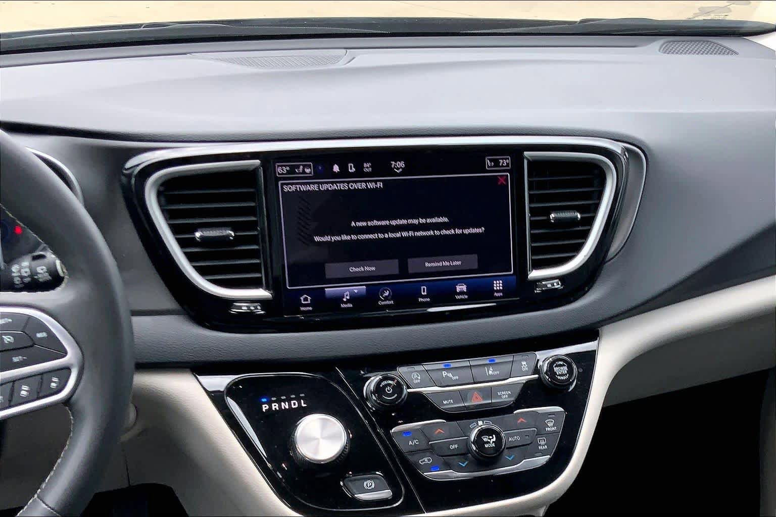 Used 2023 Chrysler Pacifica Touring-L FWD image 7