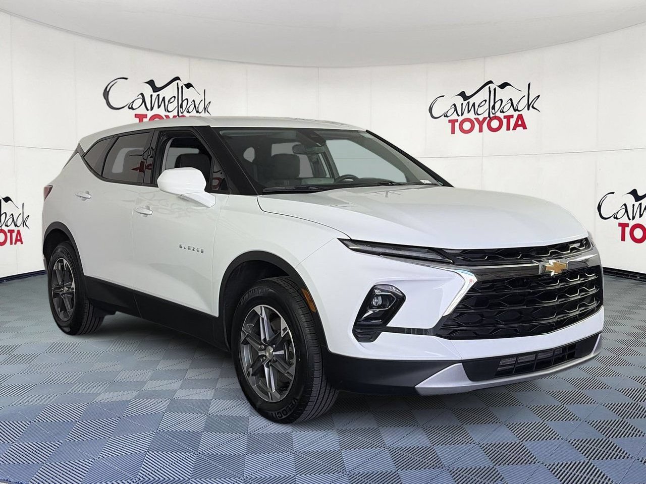 Used 2025 Chevrolet Blazer LT FWD image 3