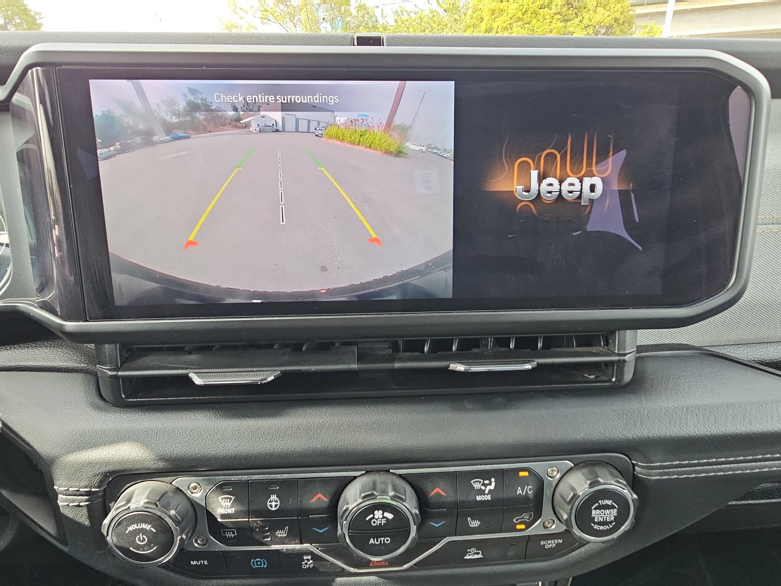 Used 2024 Jeep Wrangler Unlimited Sahara AWD/4WD image 21