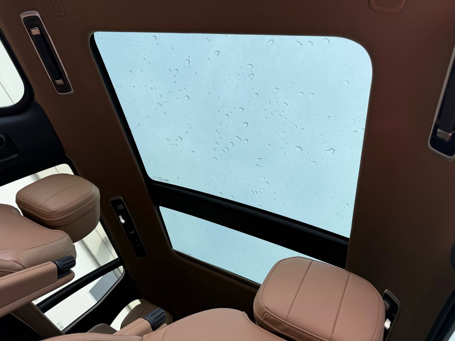 Used 2023 Land Rover Range Rover Long Wheelbase SE image 3