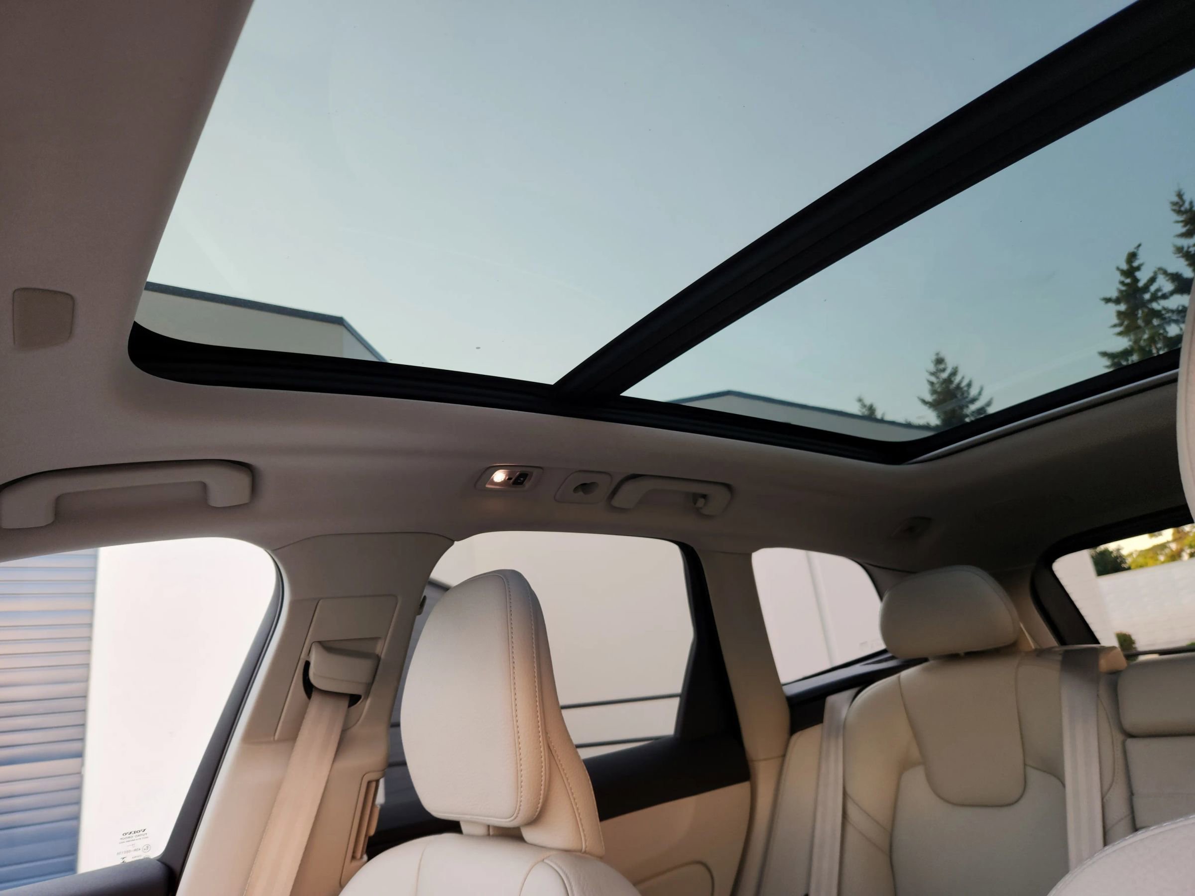 Used 2019 Volvo XC60 T5 Momentum w/ Multimedia Package image 15