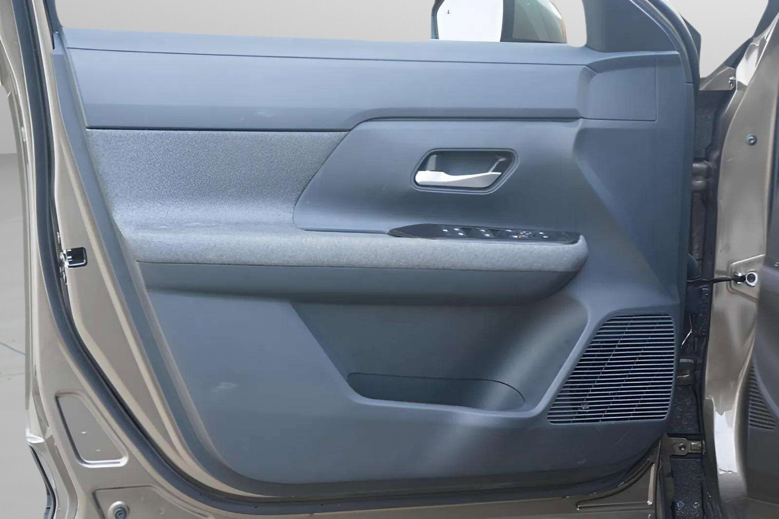 Used 2025 Nissan Kicks SV image 25