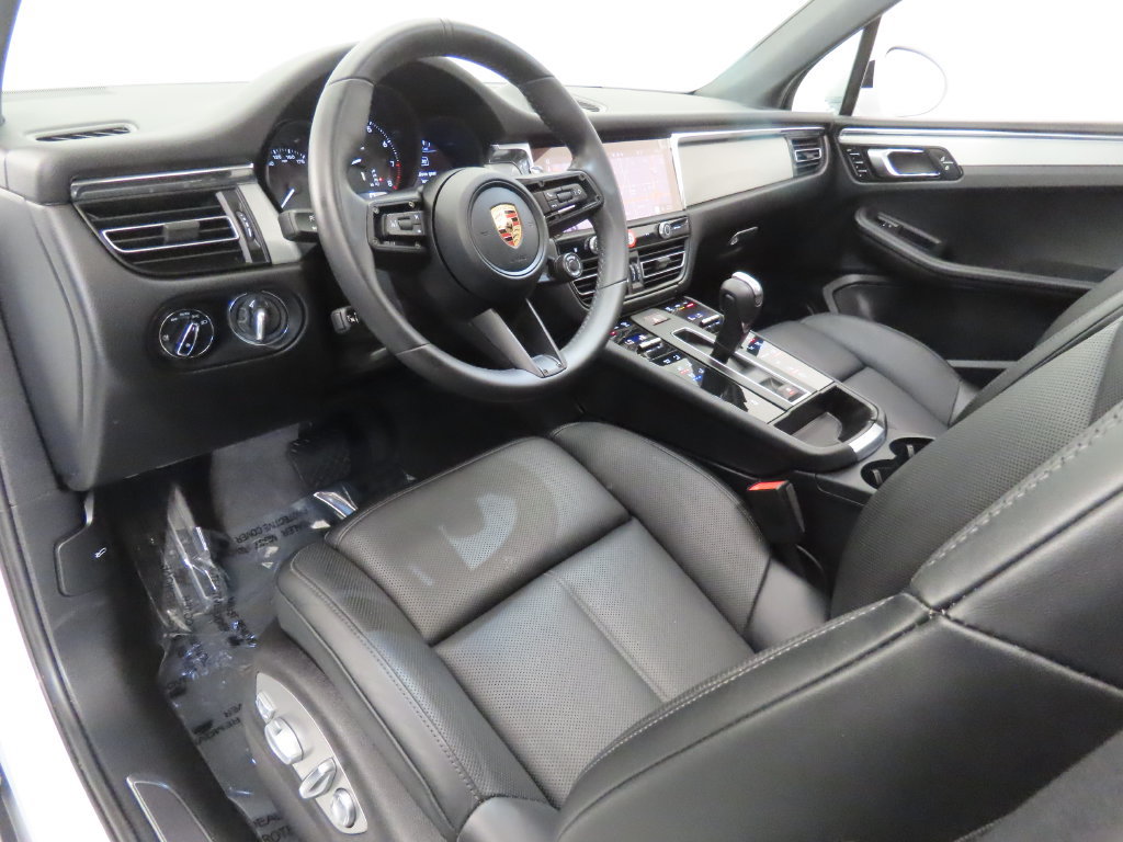 Certified 2026 Porsche Macan AWD/4WD image 4