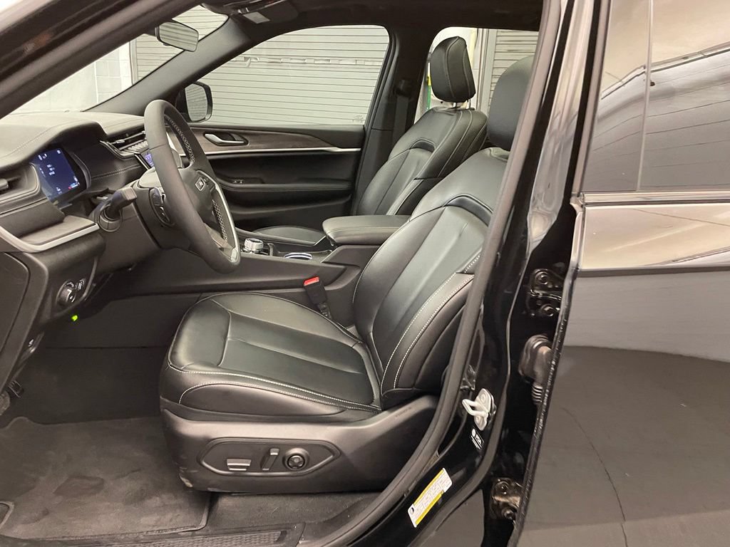 New 2025 Jeep Grand Cherokee Limited w/ MOPAR Finishing Package AWD/4WD image 17