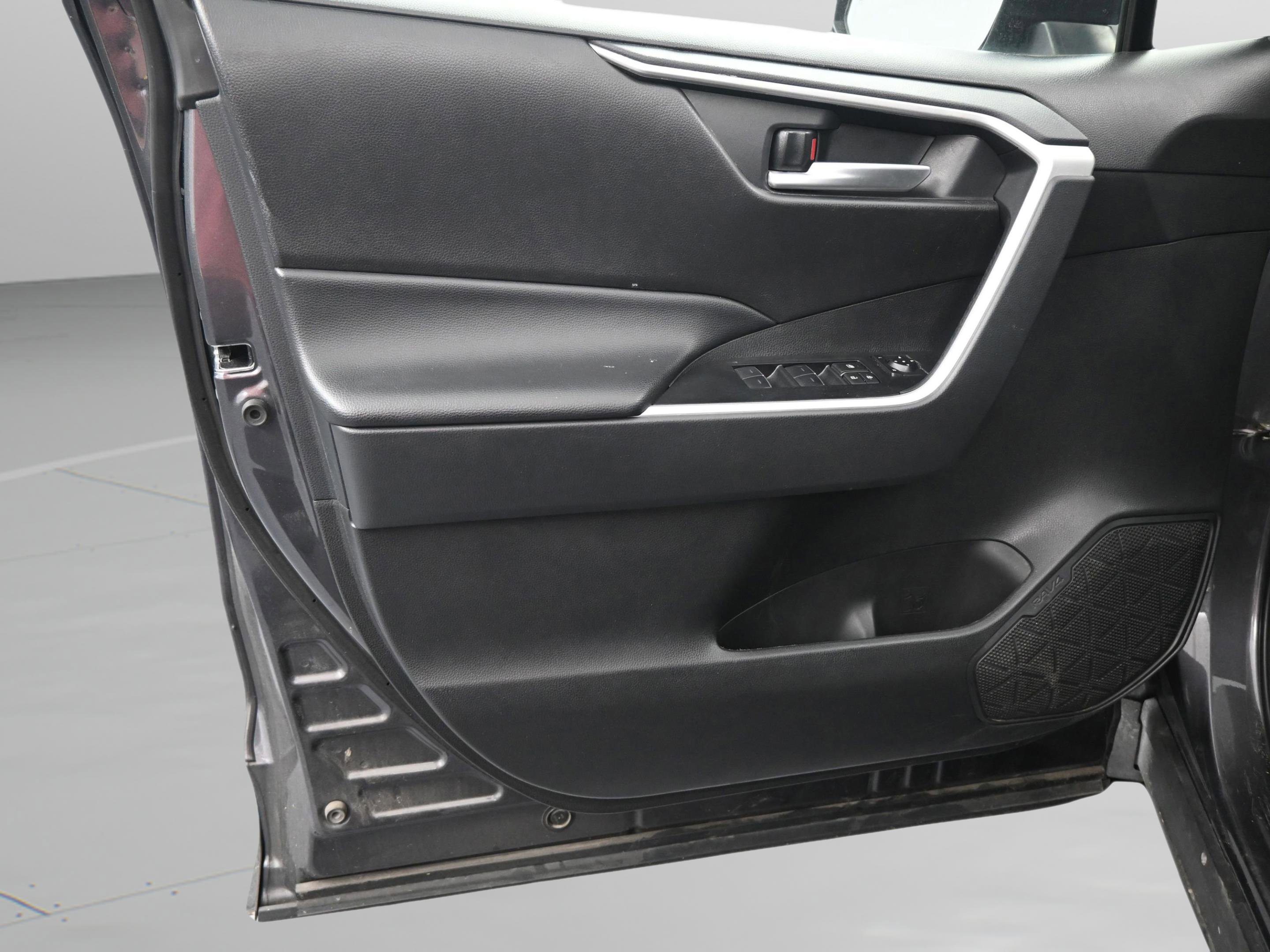 Certified 2024 Toyota RAV4 XLE FWD image 31