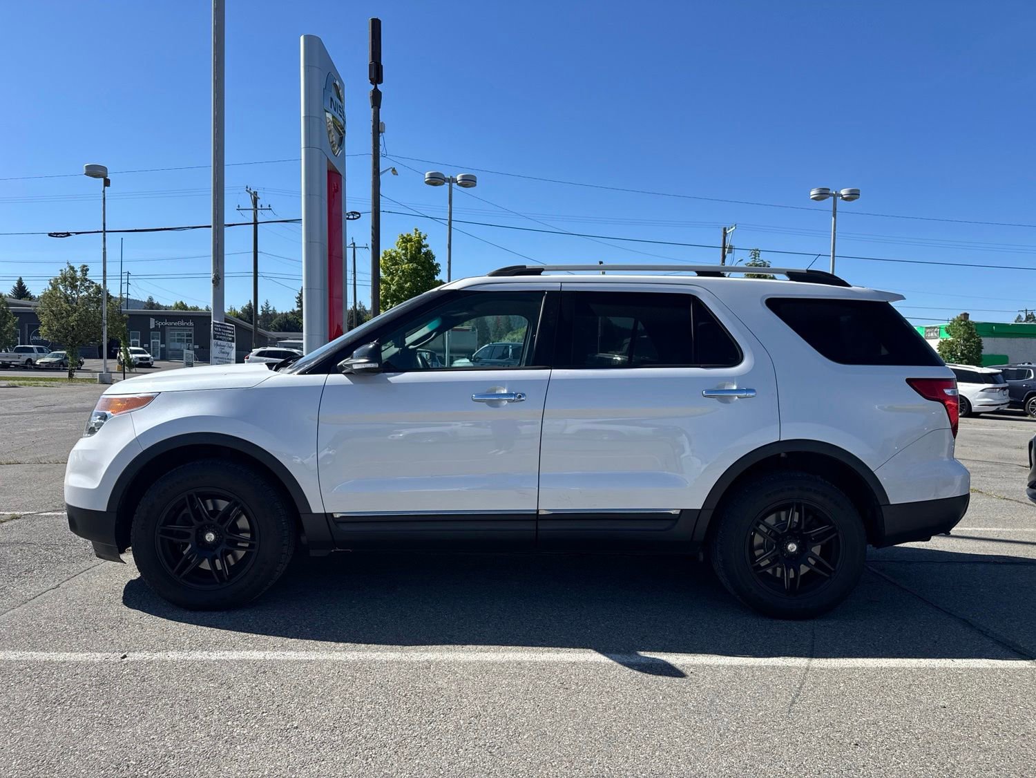 Used 2014 Ford Explorer XLT w/ Equipment Group 202A AWD/4WD image 9