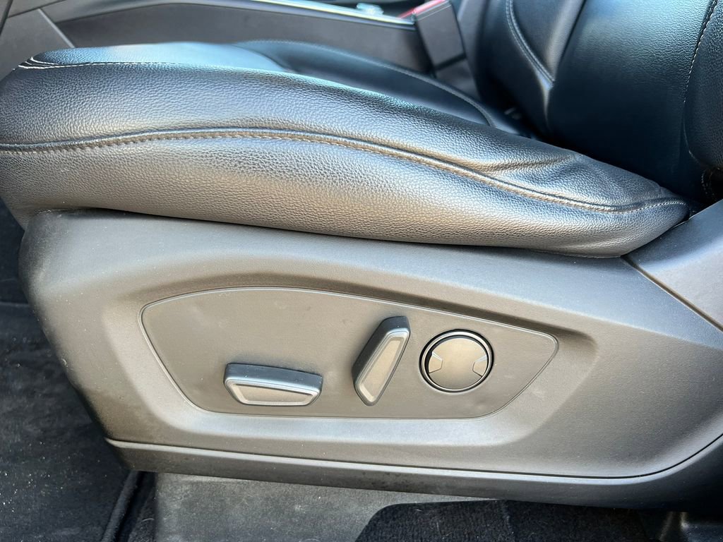 Used 2020 Ford Explorer XLT w/ Equipment Group 202A image 12