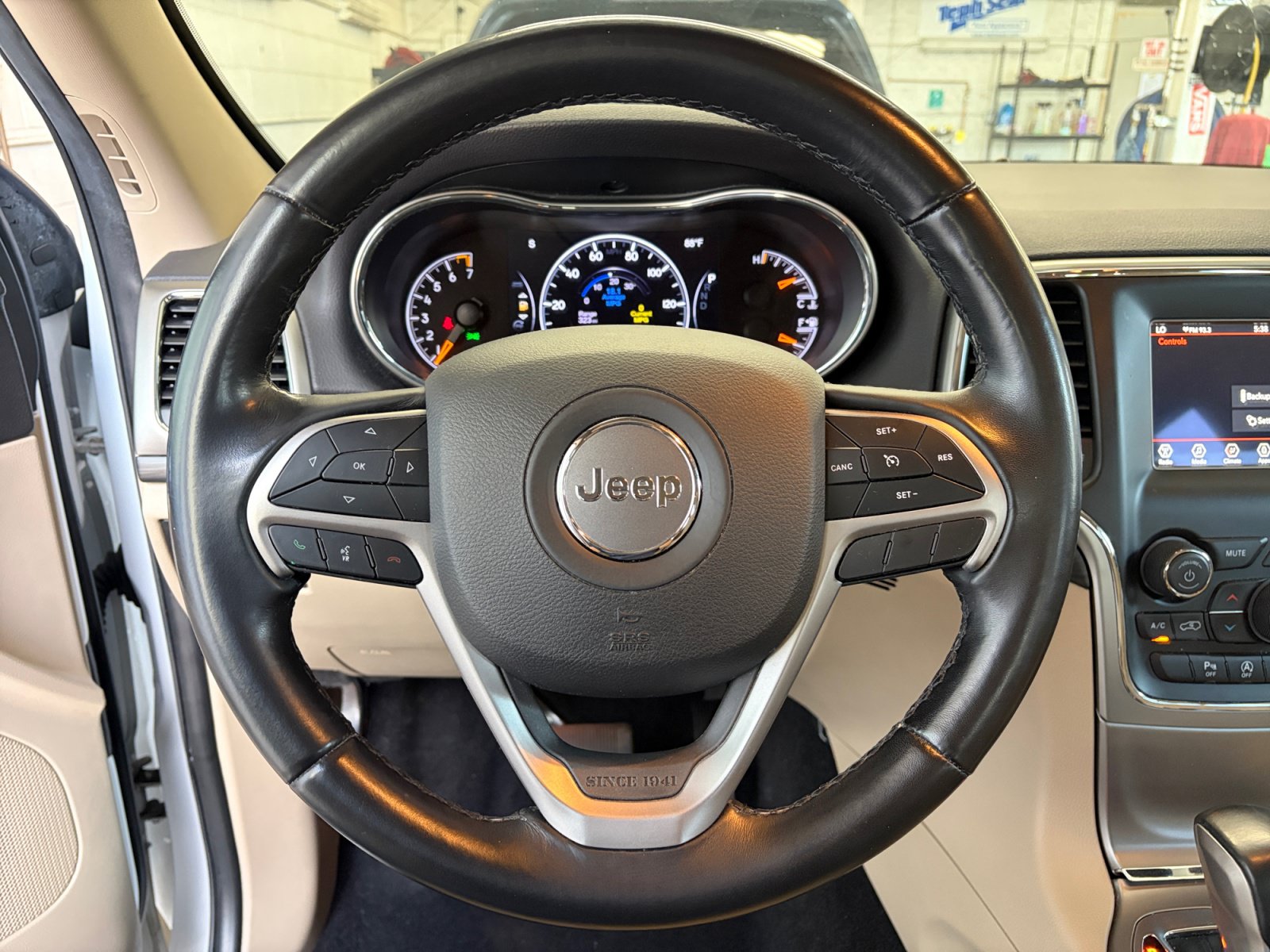 Used 2021 Jeep Grand Cherokee Laredo AWD/4WD image 9