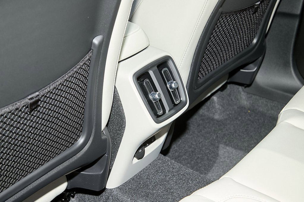 New 2025 Volvo XC40 B5 Plus w/ Protection Package Premier image 20