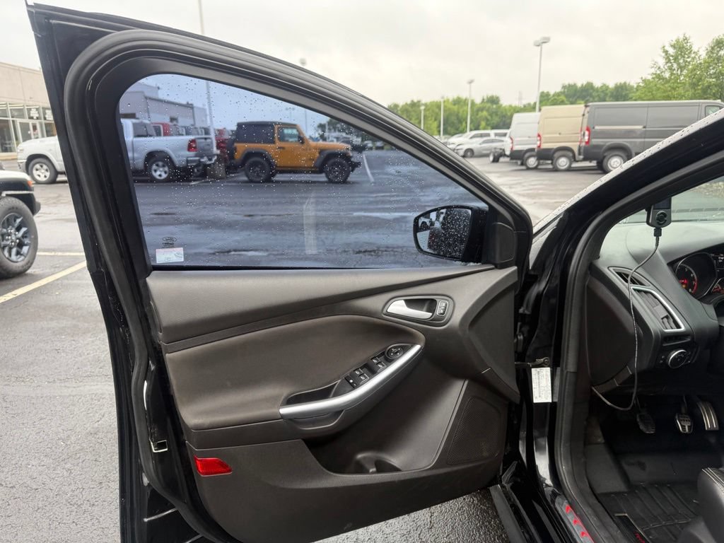 Used 2017 Ford Focus ST w/ Equipment Group 401A FWD image 10