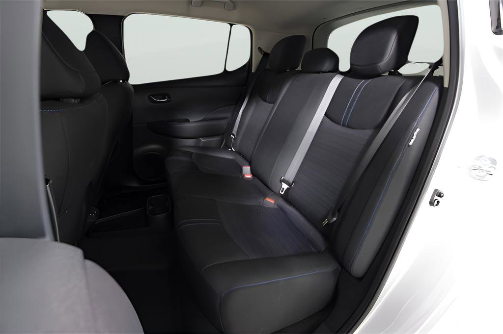 Used 2025 Nissan Leaf S image 16