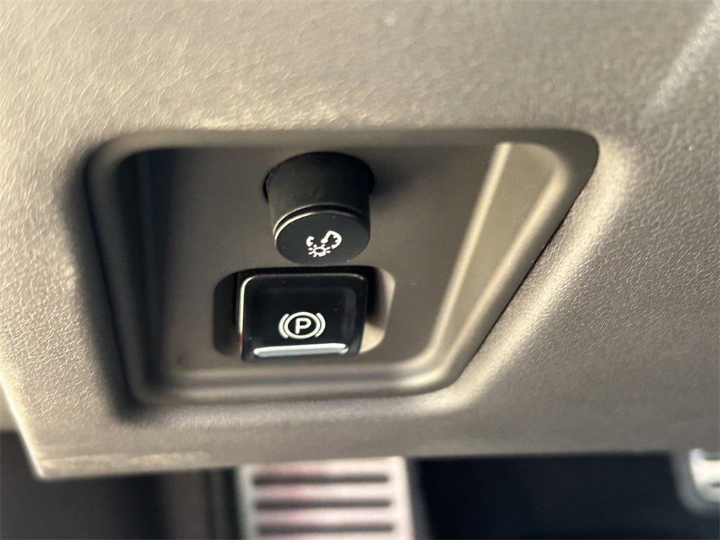 Used 2021 Chevrolet Corvette Stingray Coupe w/ Z51 Performance Package image 22