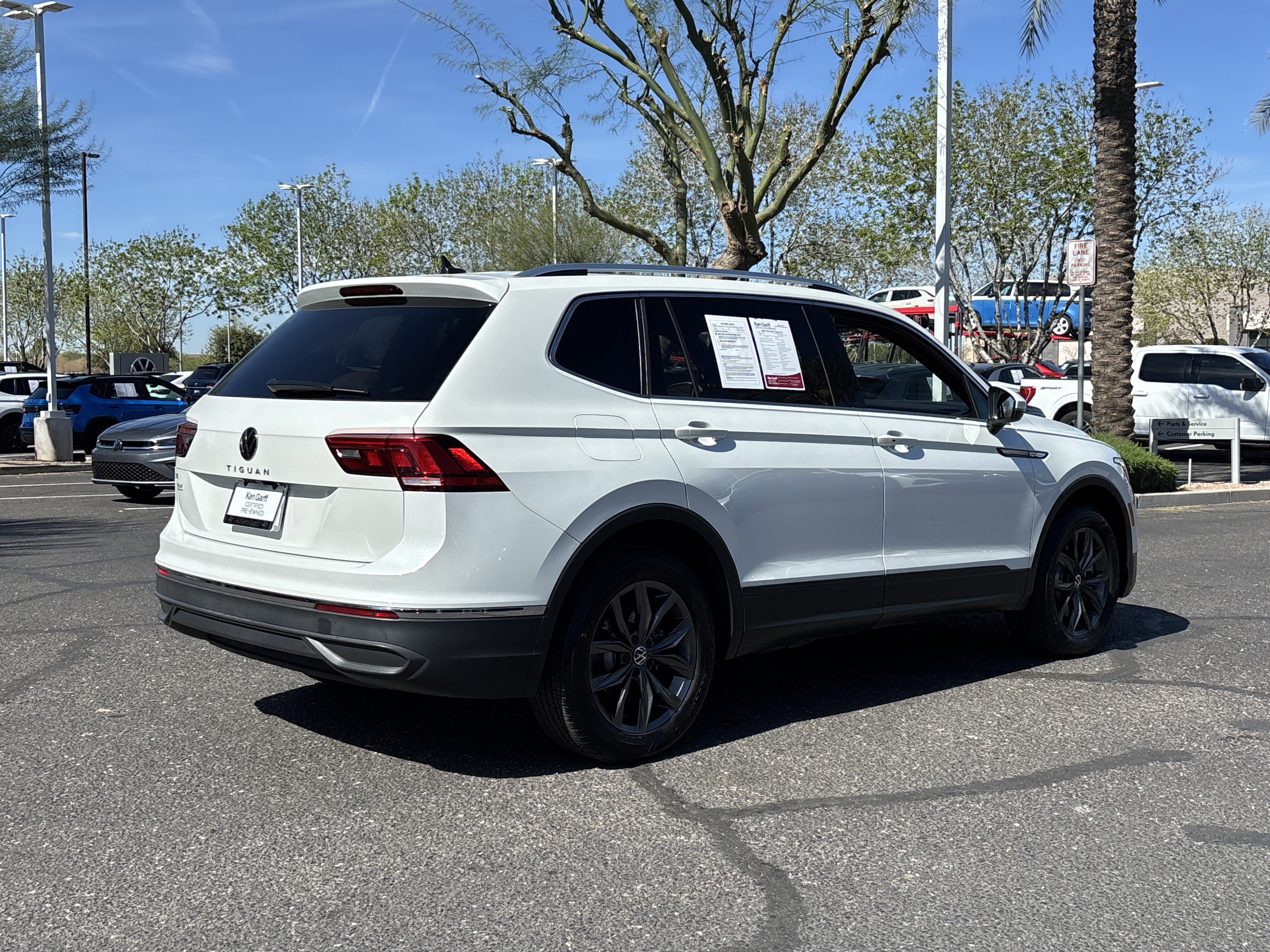 Used 2023 Volkswagen Tiguan SE w/ Panoramic Sunroof Package image 4