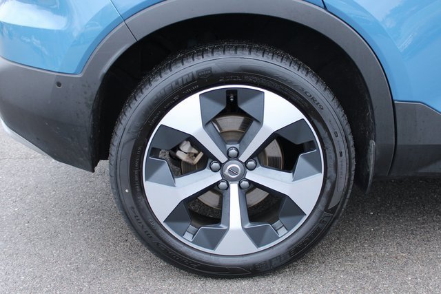 Used 2025 Volvo XC40 B5 Plus image 40