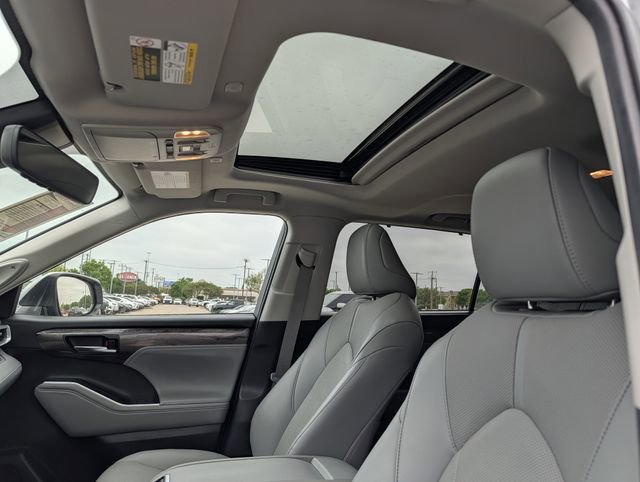 Used 2023 Toyota Highlander Limited image 28