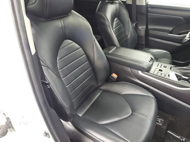 Used 2023 Toyota Highlander XLE AWD/4WD image 40