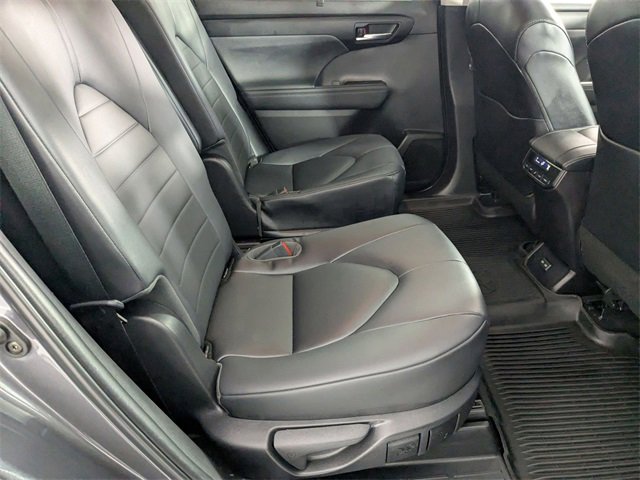 Used 2023 Toyota Highlander XLE image 32
