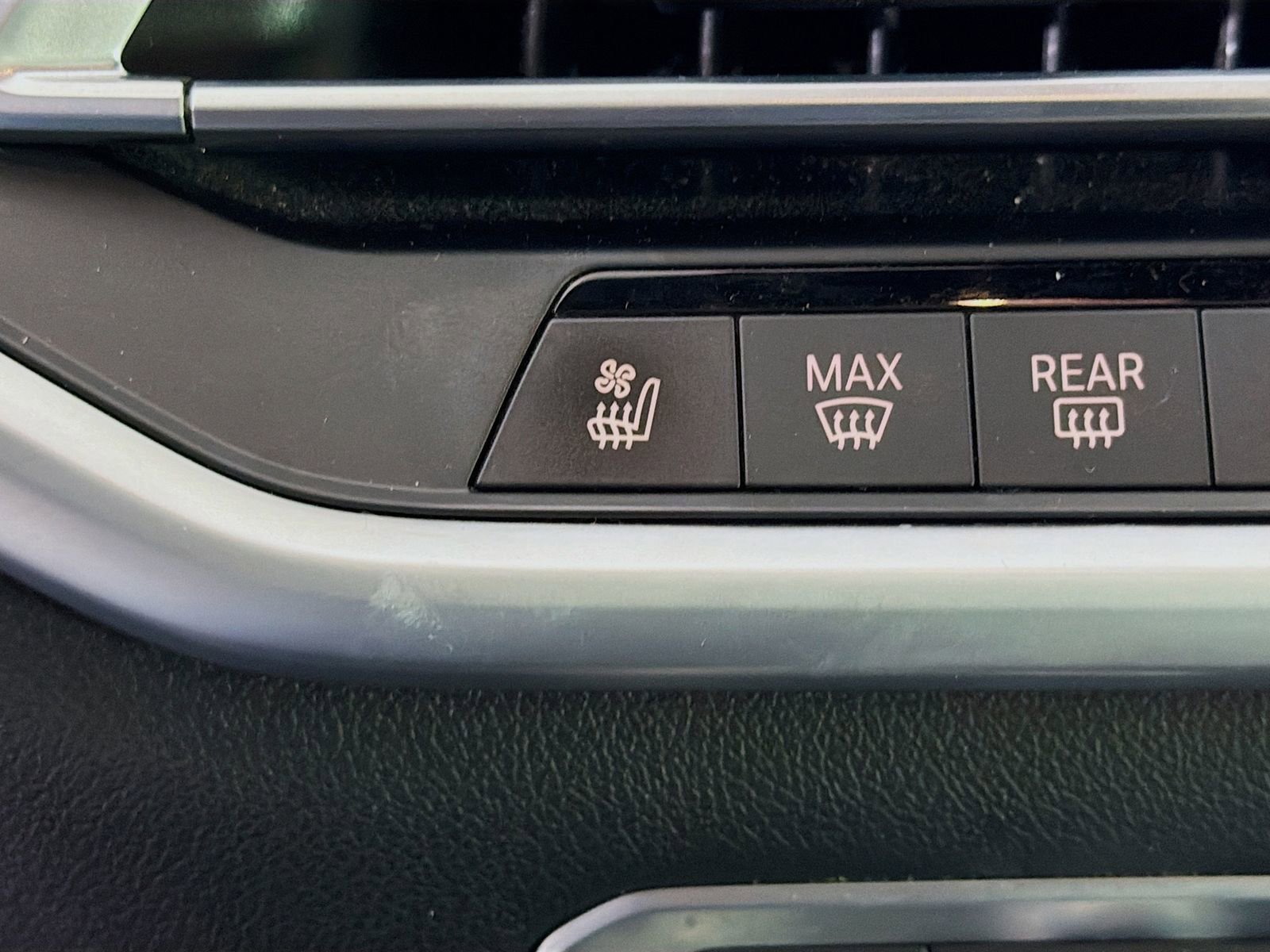 Used 2022 BMW X6 xDrive40i w/ Executive Package image 23