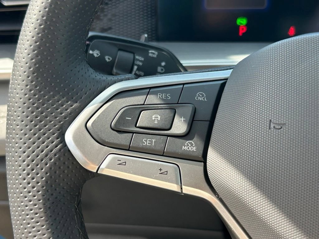 Certified 2025 Volkswagen Tiguan SE R-Line FWD image 28