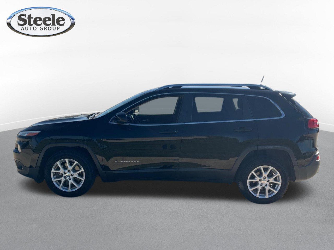 Used 2017 Jeep Cherokee Latitude FWD image 3
