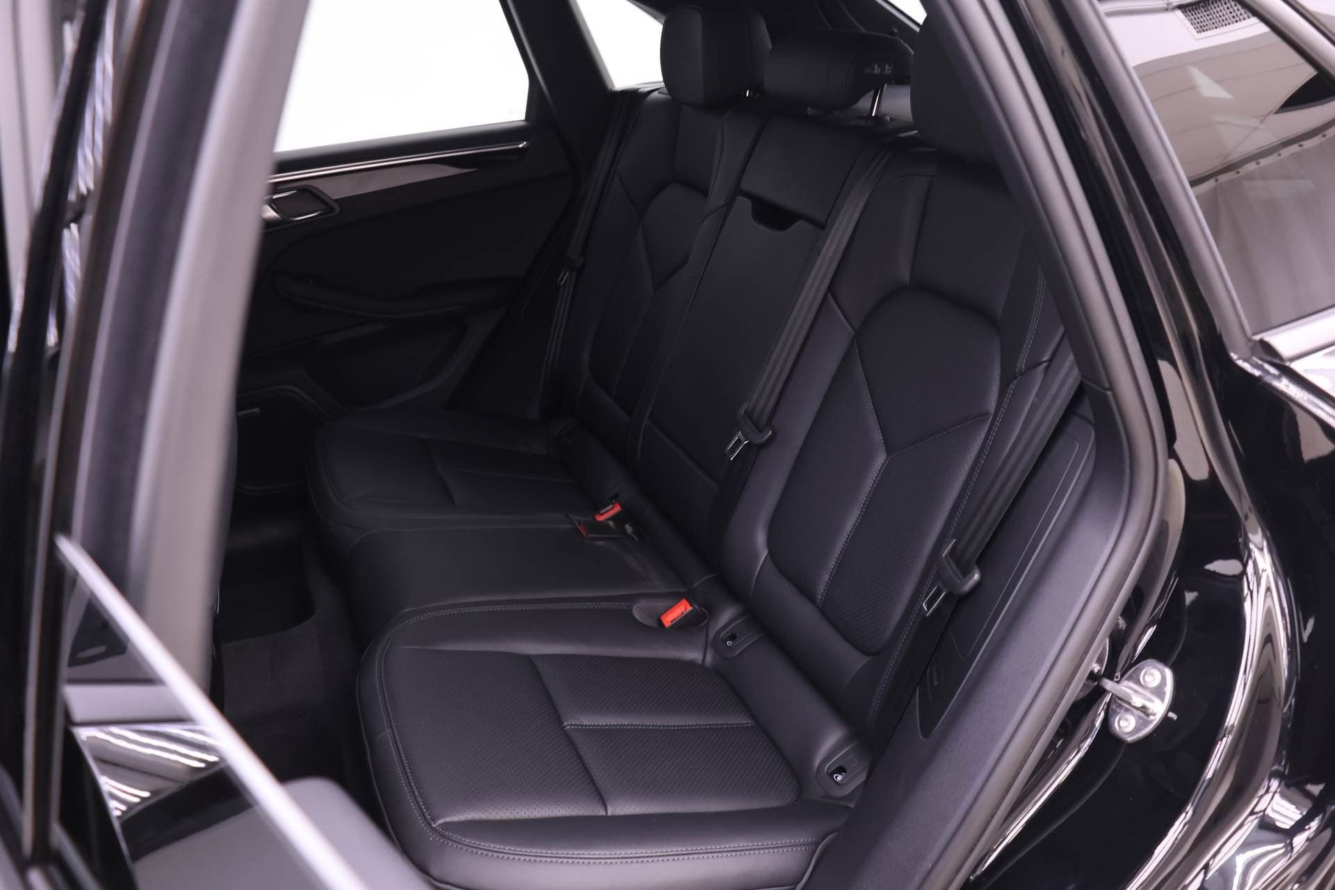Used 2025 Porsche Macan AWD/4WD image 17
