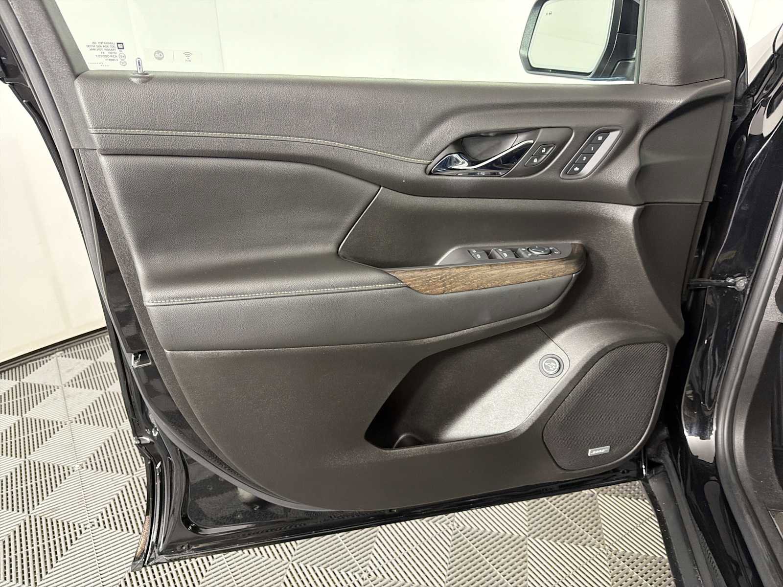 Certified 2022 GMC Acadia Denali w/ Denali Ultimate Package image 12