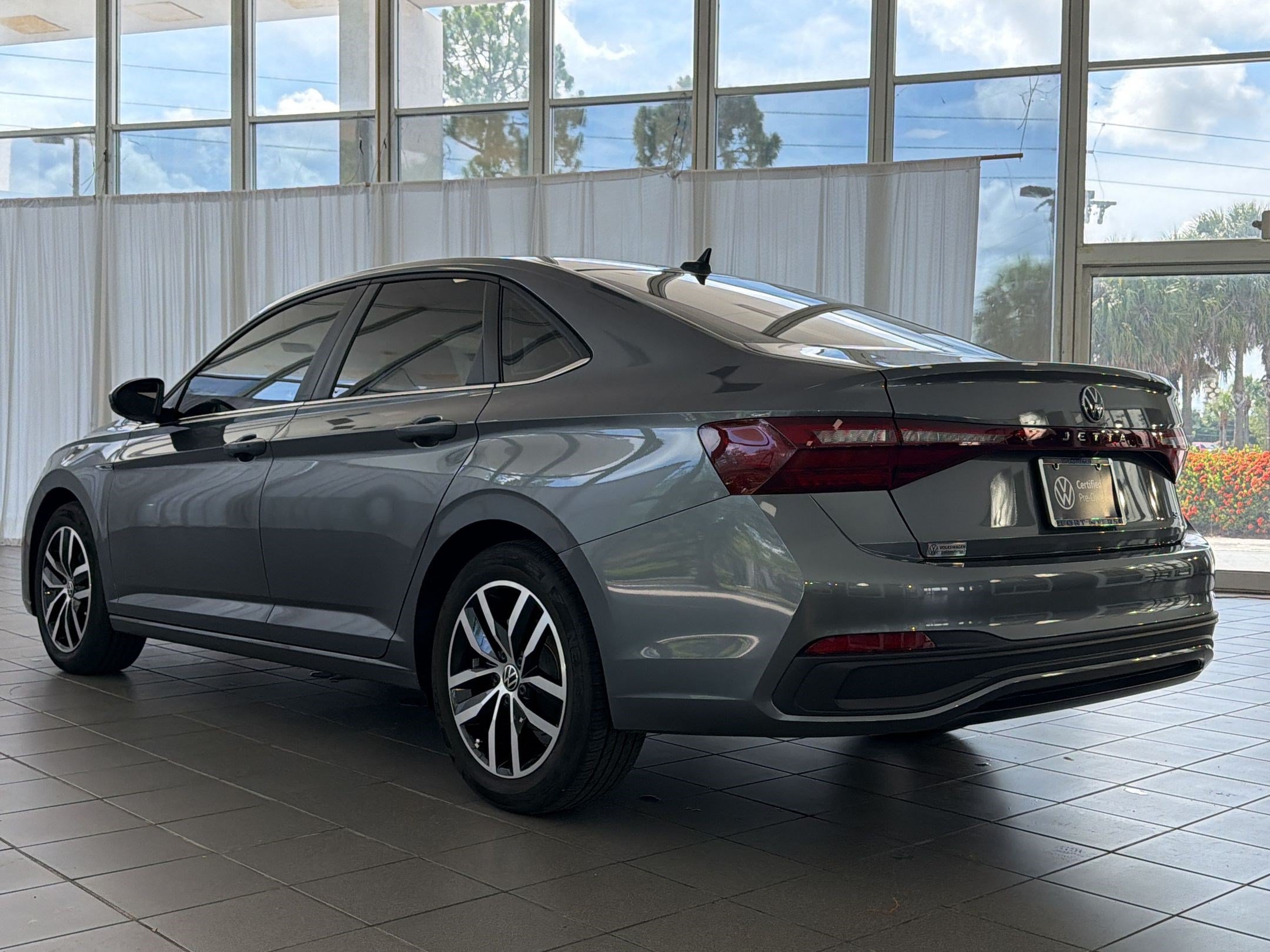 Used 2025 Volkswagen Jetta SE w/ Sunroof Package FWD image 3