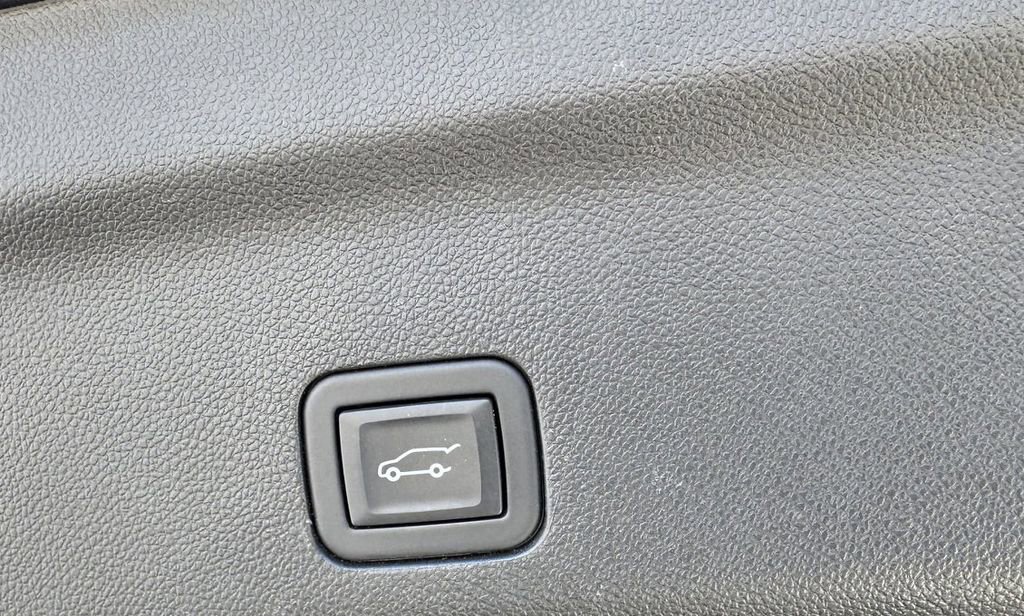 Used 2023 Chevrolet Suburban Premier image 10