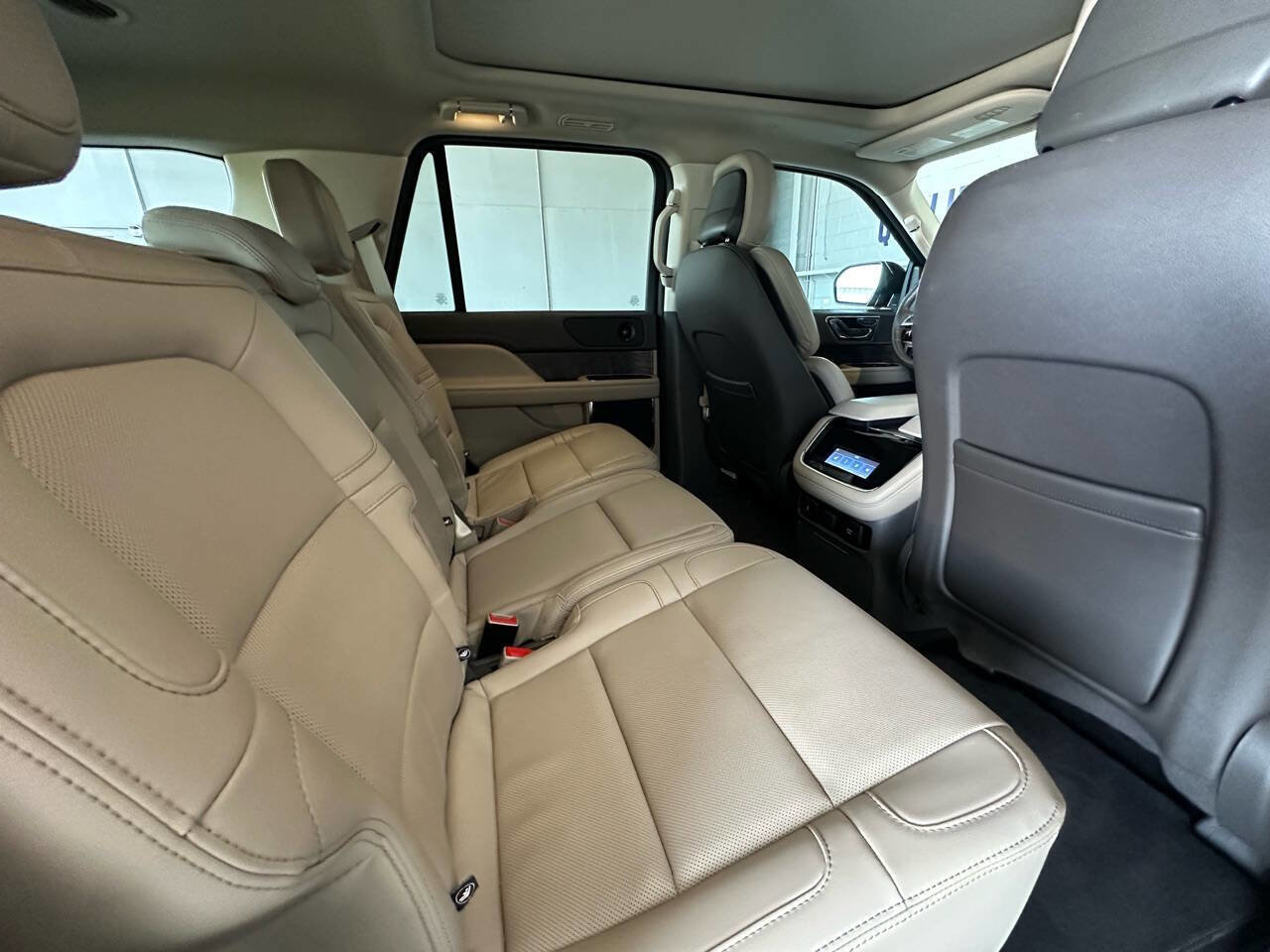 Used 2022 Lincoln Navigator 2WD image 19