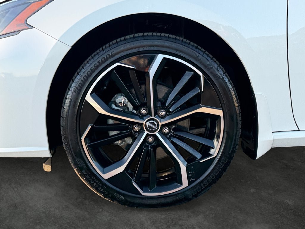 Used 2023 Nissan Altima 2.5 SR w/ SR Premium Package AWD/4WD image 5