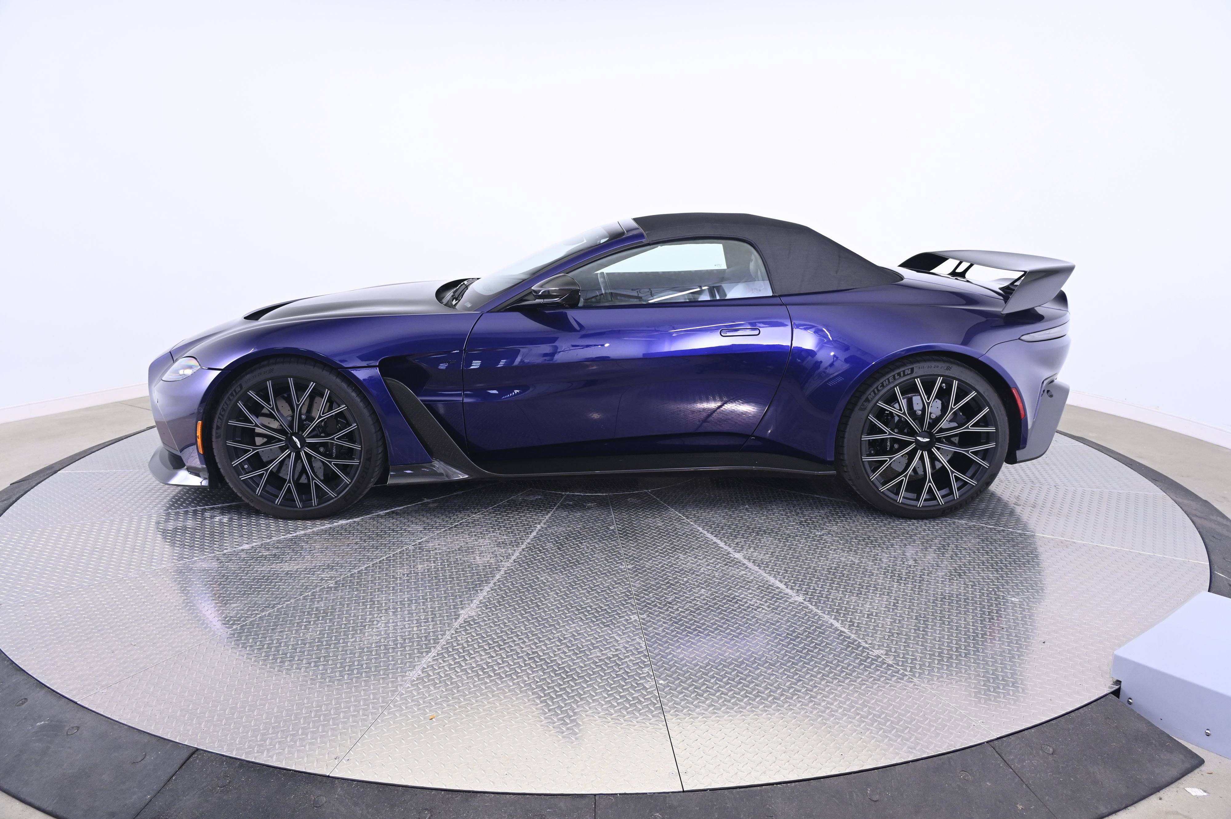 Used 2023 Aston Martin V12 Vantage Roadster image 12