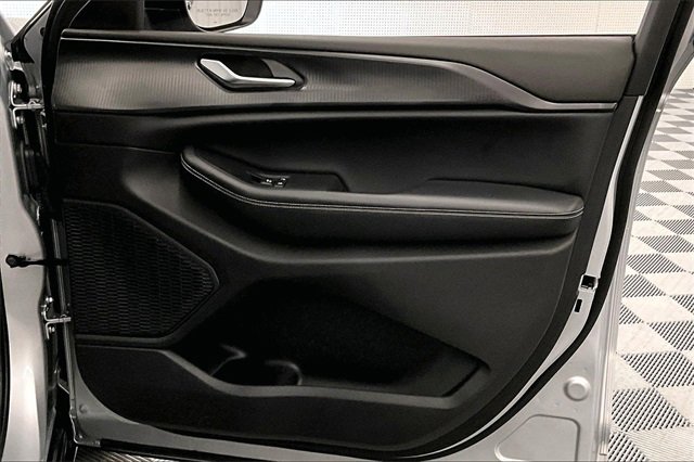 Used 2023 Jeep Grand Cherokee Laredo image 18