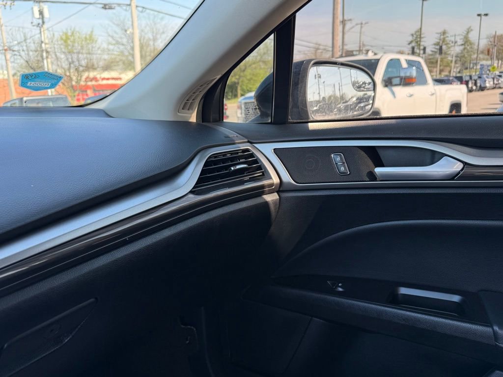 Used 2018 Ford Fusion SE w/ Fusion SE Technology Package FWD image 22