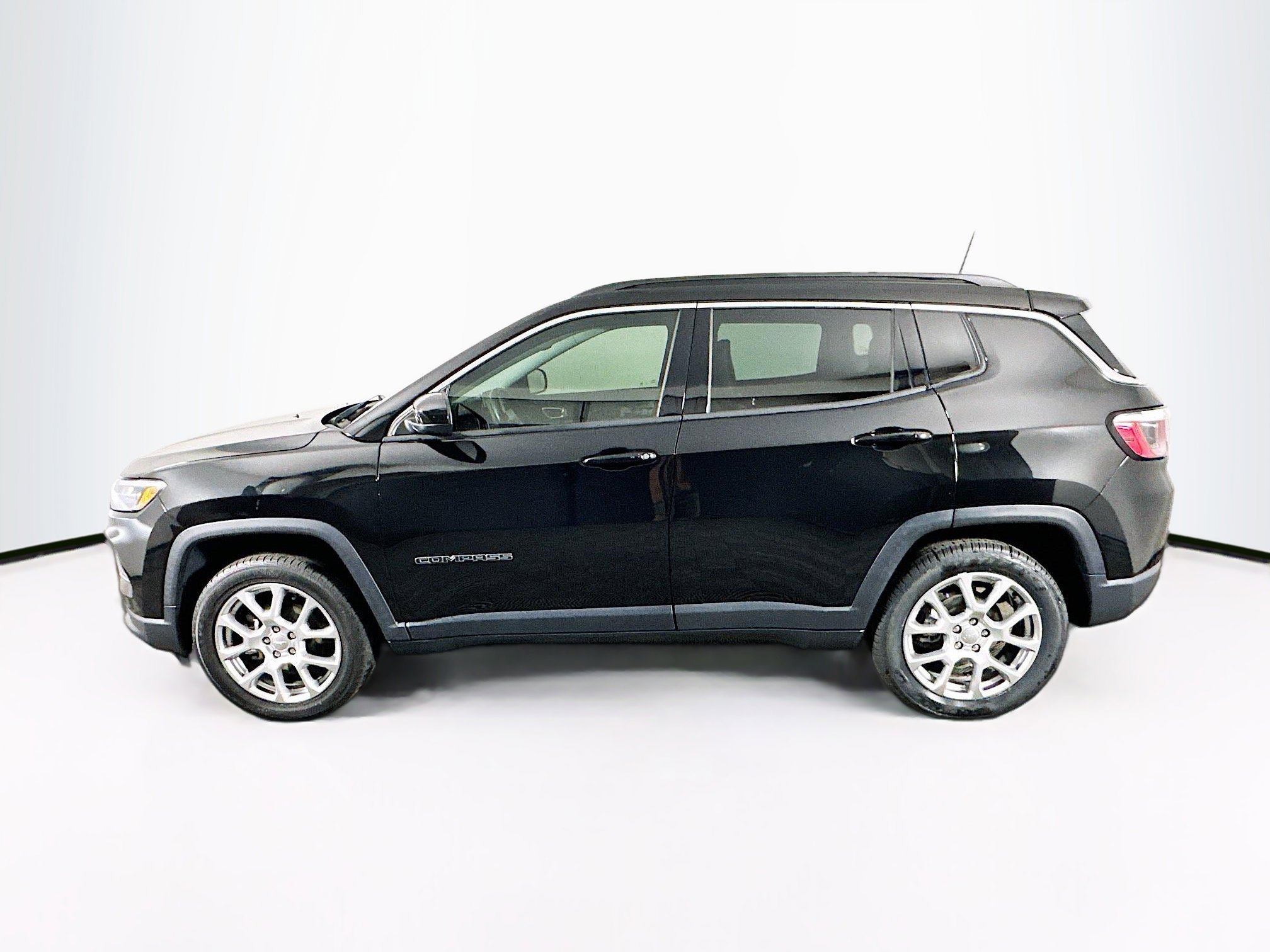 Used 2022 Jeep Compass Latitude image 4