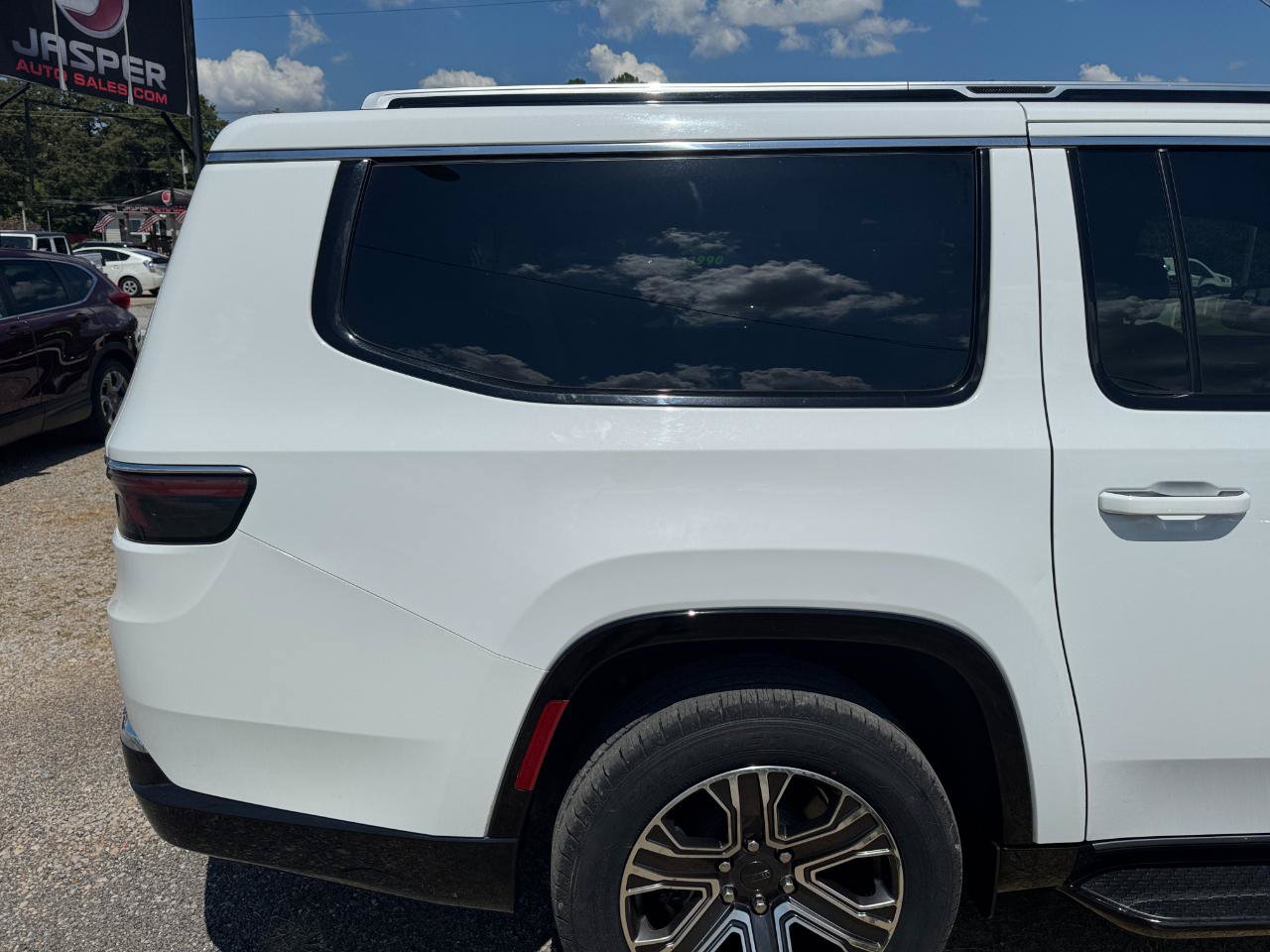 Used 2024 Jeep Wagoneer L Series II RWD image 10
