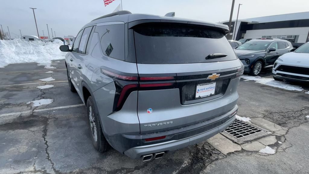 Used 2025 Chevrolet Traverse LT FWD image 8