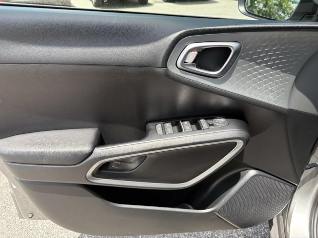 Used 2025 Kia Soul LX w/ LX Technology Package FWD image 7