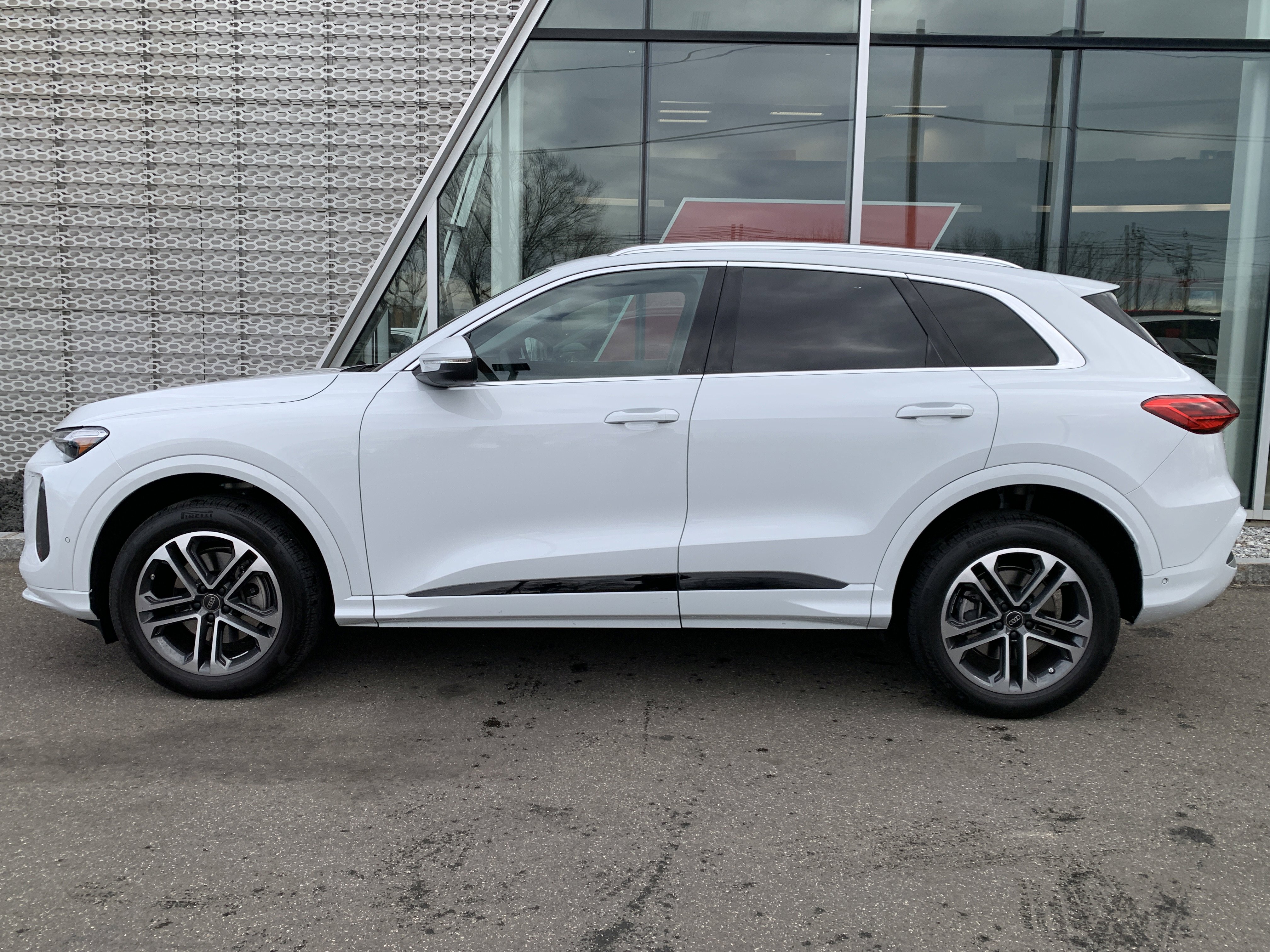 Certified 2025 Audi Q5 Premium Plus w/ Premium Plus image 2