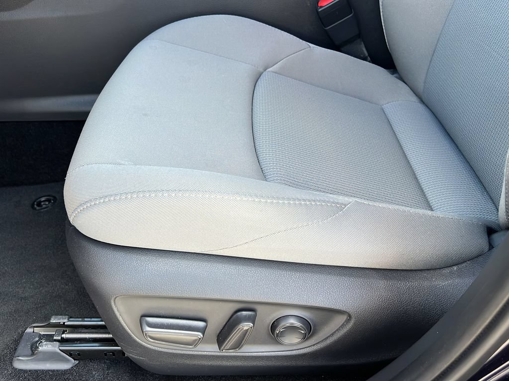Used 2024 Toyota Venza LE AWD/4WD image 16