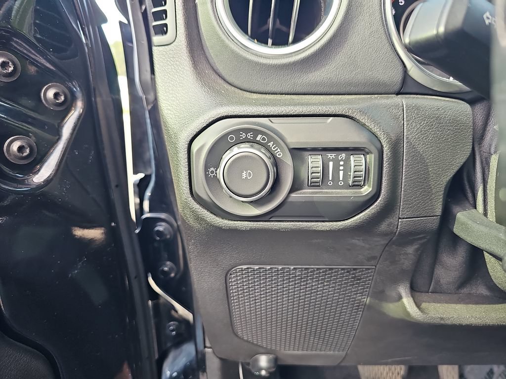 Used 2019 Jeep Wrangler Unlimited Sahara w/ Uconnect 4C Nav & Sound Group AWD/4WD image 36