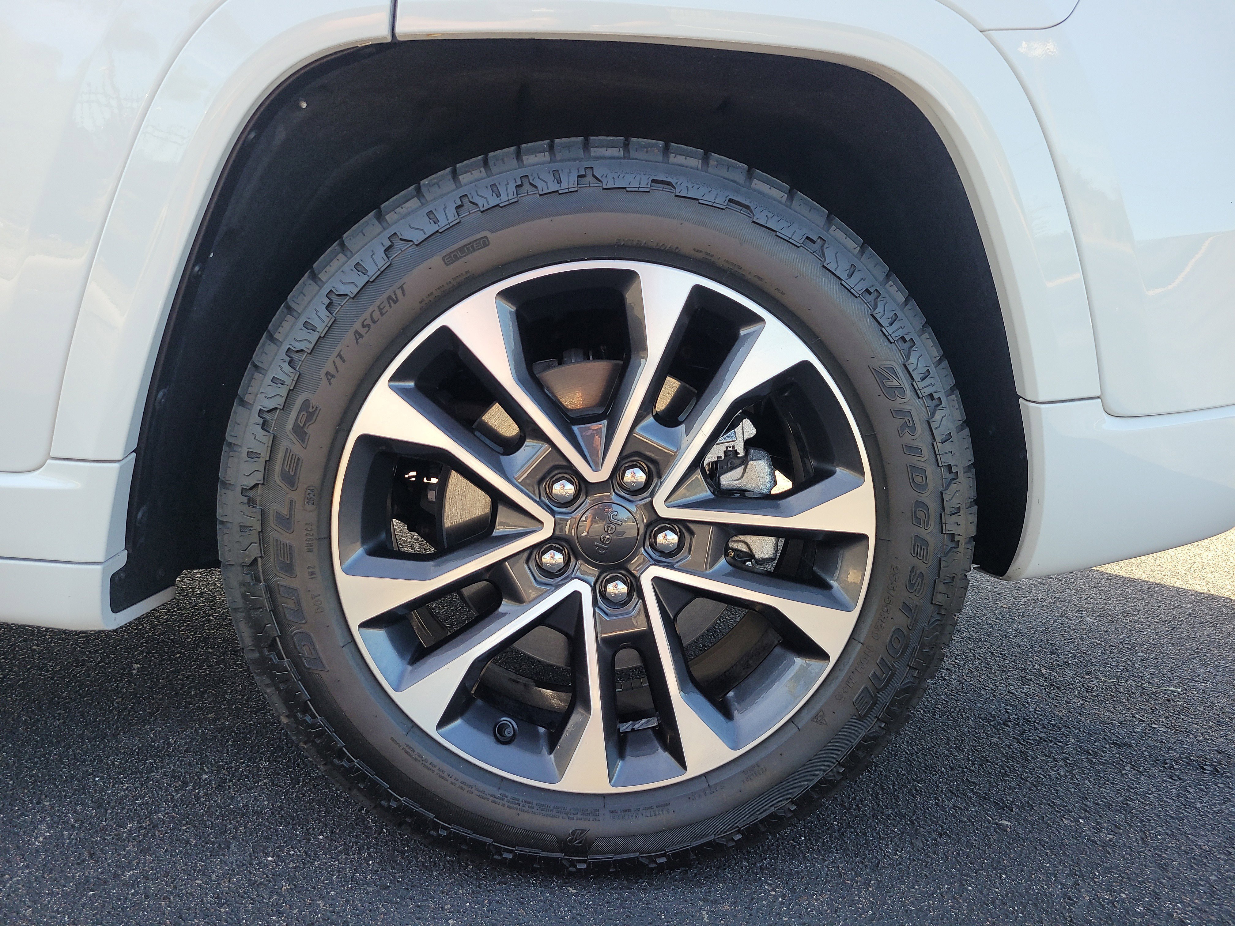 Used 2023 Jeep Grand Cherokee Overland w/ Luxury Tech Group IV image 8