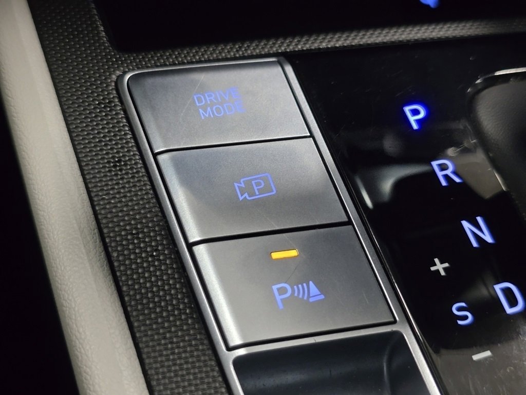 Used 2024 Hyundai Elantra Limited image 9