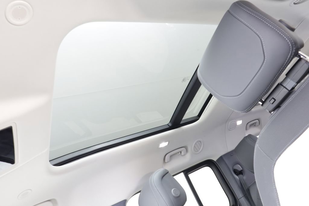 Used 2024 Land Rover Defender 130 X-Dynamic SE image 14