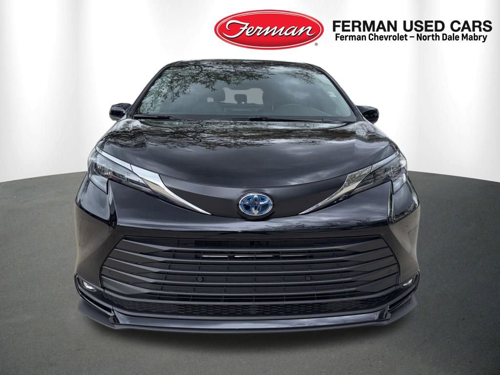 Used 2025 Toyota Sienna XLE image 9