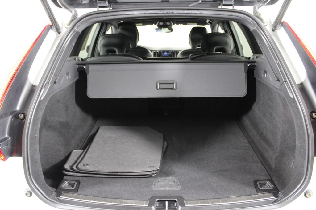 Used 2022 Volvo XC60 B5 R-Design w/ Protection Package Premier FWD image 15