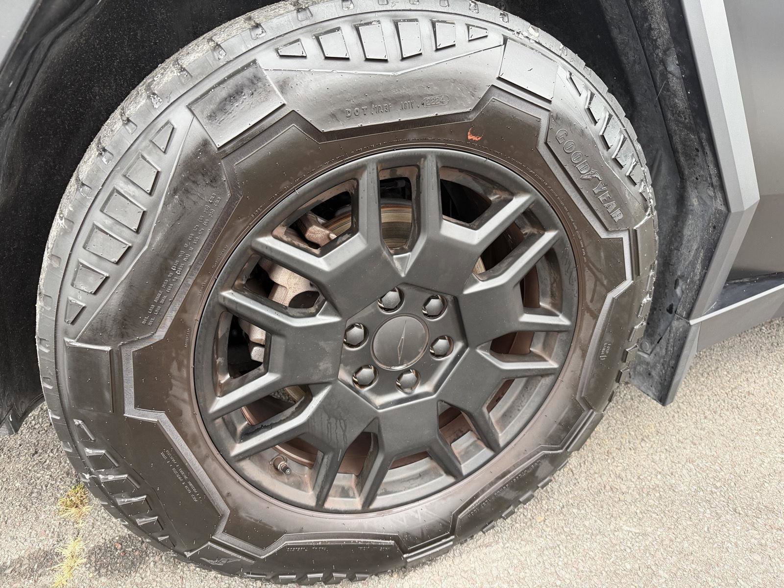 Used 2024 Tesla Cybertruck AWD Crew Cab image 38