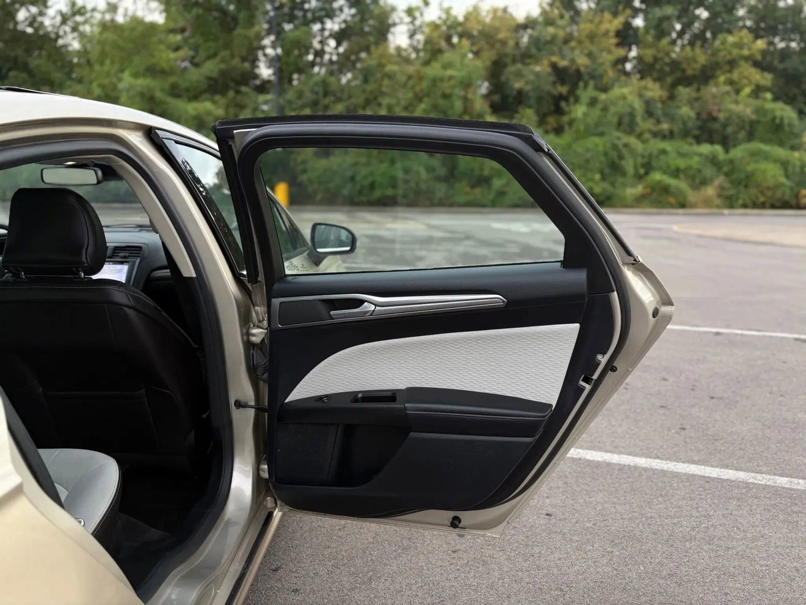 Used 2019 Ford Fusion SE w/ Equipment Group 151A image 17