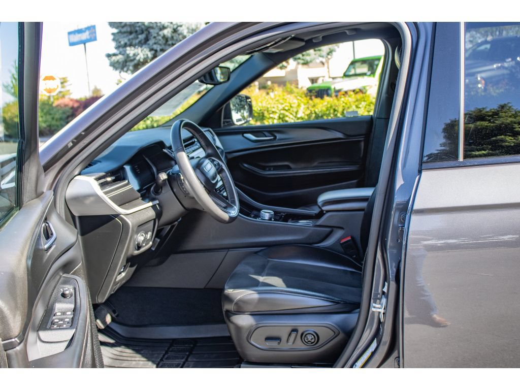 Used 2023 Jeep Grand Cherokee L Laredo AWD/4WD image 32