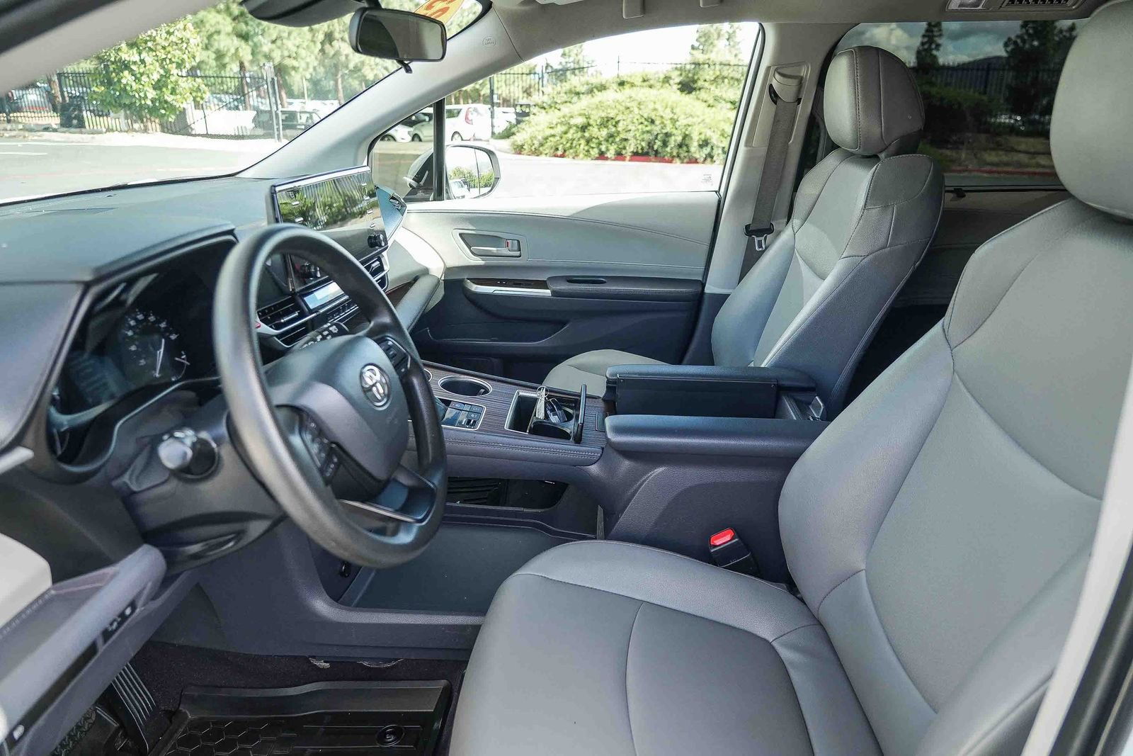 Used 2023 Toyota Sienna LE image 21